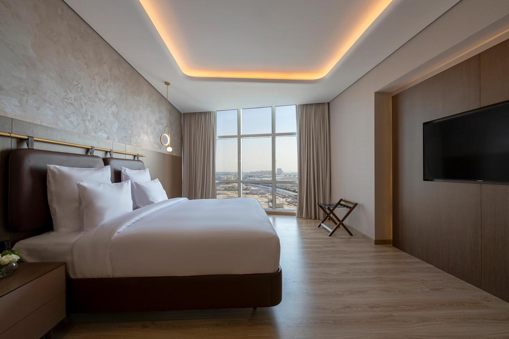 Premium King Suite City View Shuttle to the Beach Mall & Metro Station