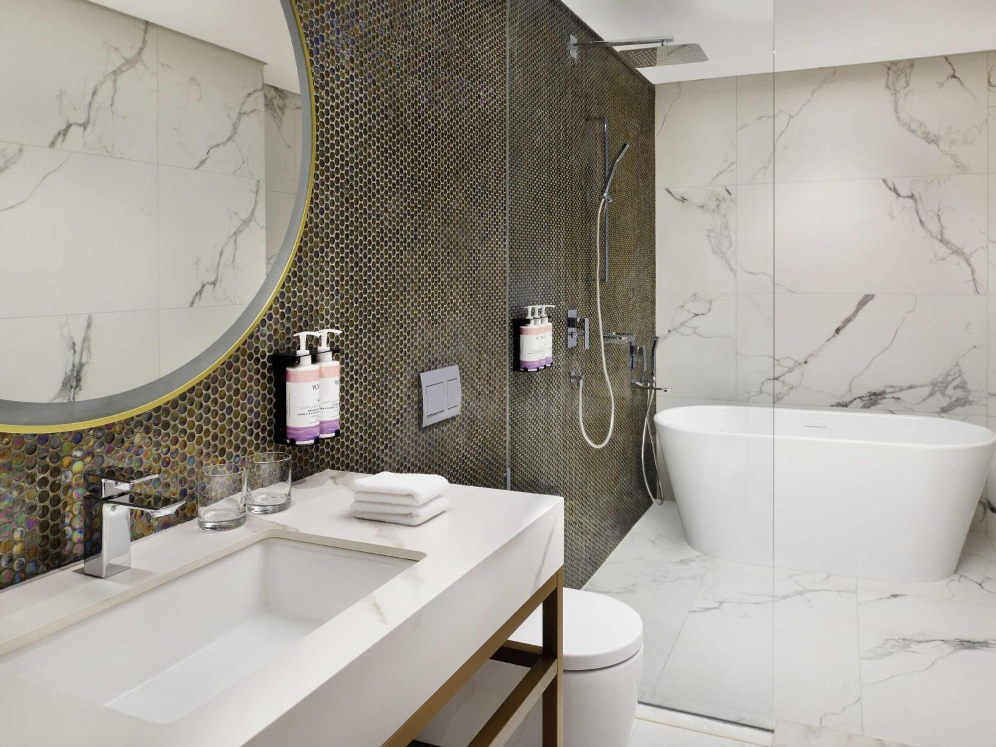 Superior King Room City View Shuttle to the Beach Mall & Metro Station