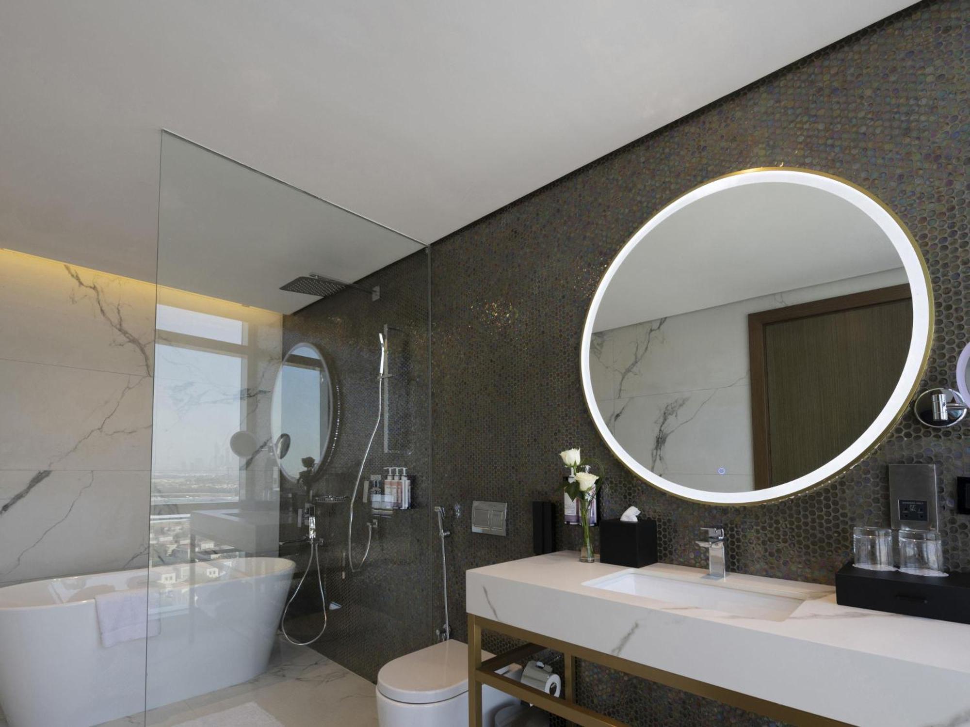 Premium King Room City View Shuttle to the Beach Mall & Metro Station