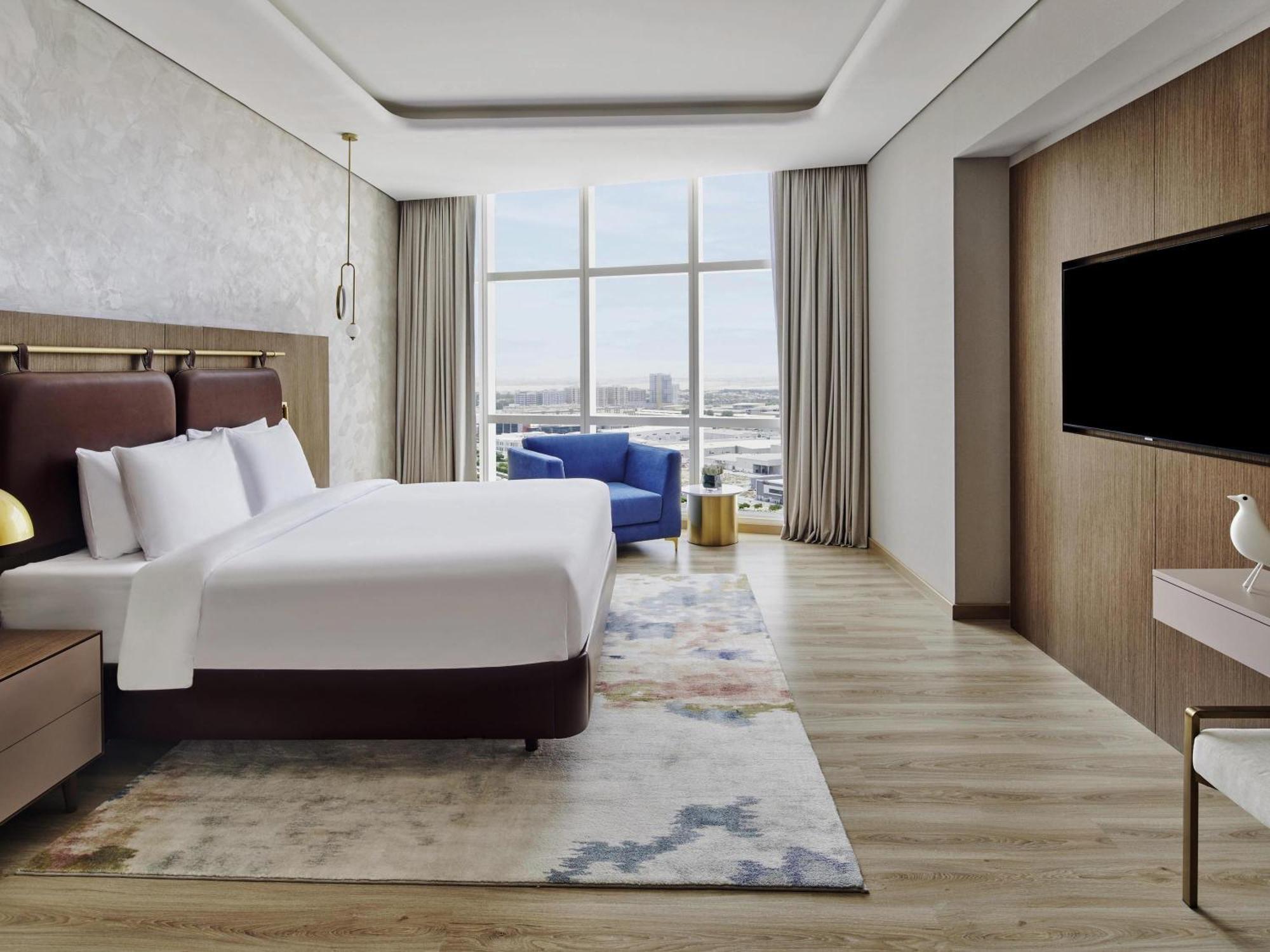 Premium King Suite City View Shuttle to the Beach Mall & Metro Station
