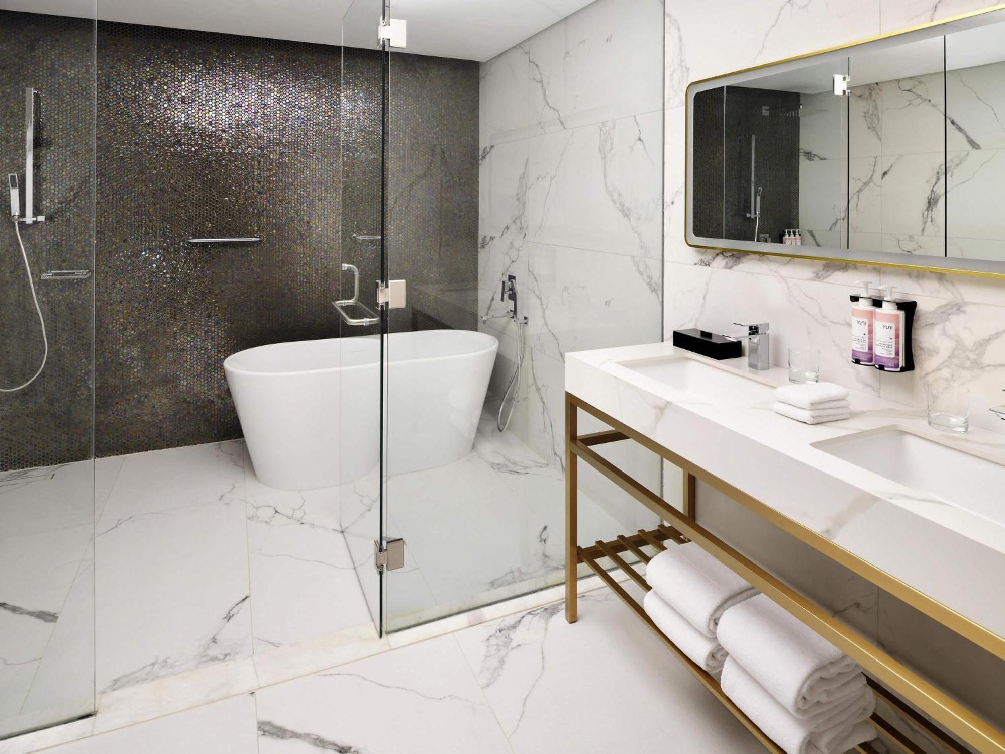 Premium King Suite City View Shuttle to the Beach Mall & Metro Station