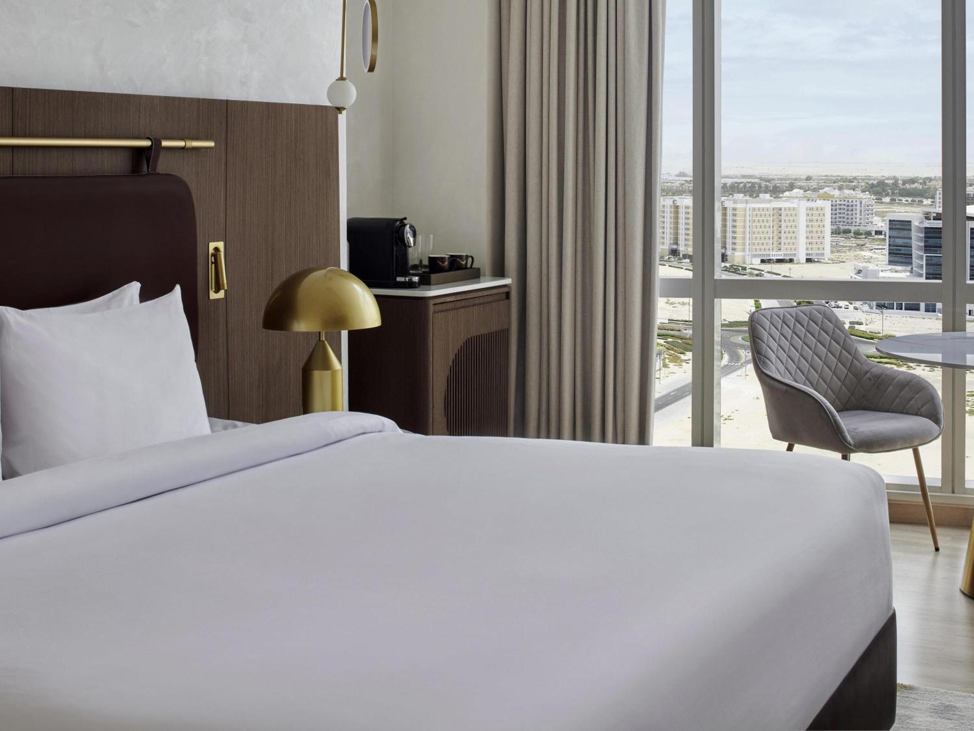 Superior King Room City View Shuttle to the Beach Mall & Metro Station
